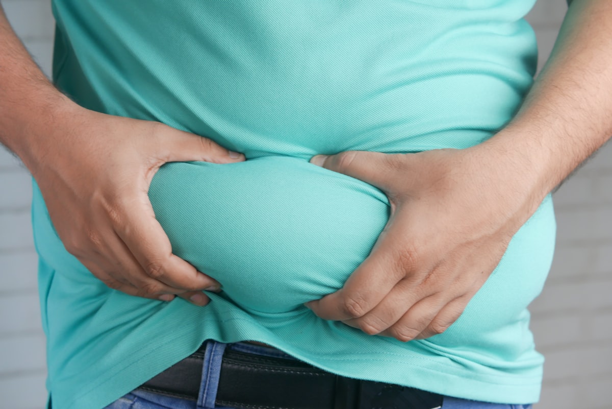 Persoană cu obezitate abdominală, factor de risc pentru afectarea hepatică