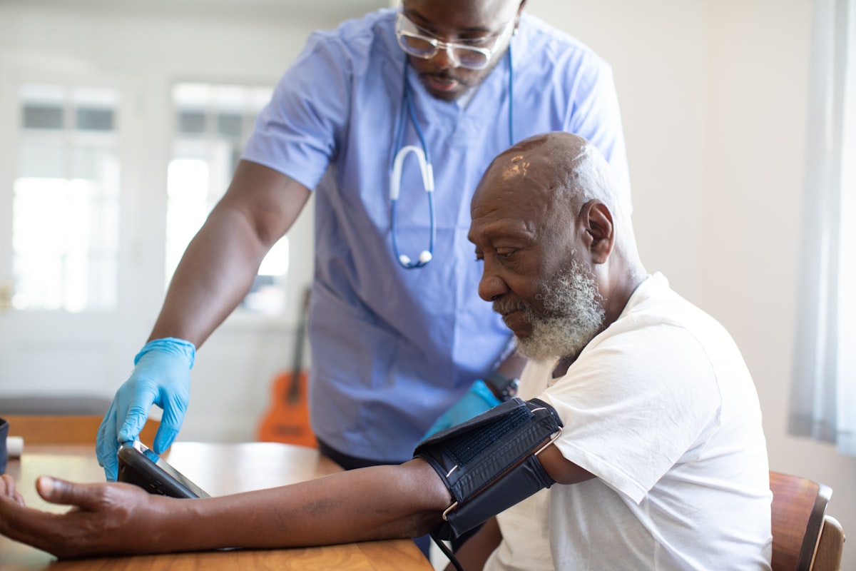 Verificarea tensiunii arteriale, parte a programelor de screening medical
