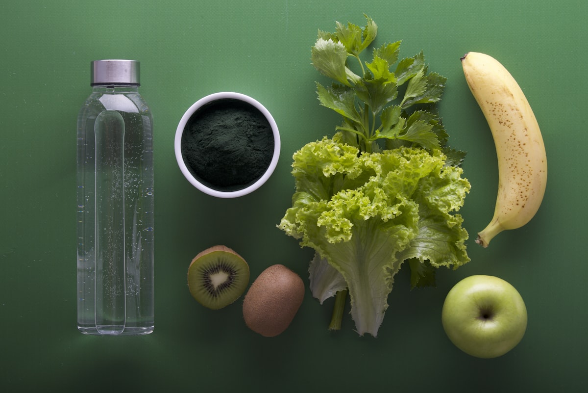 Fructe și legume proaspete, simbolizând alimentația echilibrată în sănătatea metabolică